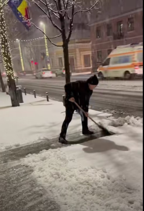 NEWS.ro: Emil Boc a postat un videoclip în care curăţă de zăpadă trotuarul din faţa Primăriei Cluj-Napoca: Vă invităm să o faceţi în faţa caselor dumneavoastră... sănătate, mişcare, nu ne accidentăm dacă îngheaţă şi avem un oraş curat - VIDEO