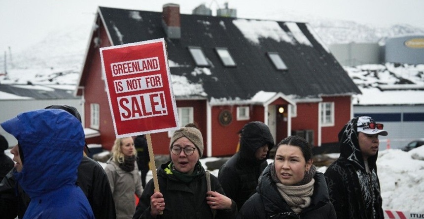 NEWS.ro: Europenii depun eforturi să răspundă ameninţării lui Trump cu taxe vamale până la vânzarea Groenlandei. Meloni avertizează împotriva unei ”greşeli”, Starmer plănuieşte să discute cu Trump, Macron evocă ”bazooka” comercială a UE, Olanda denunţă un ”şantaj”