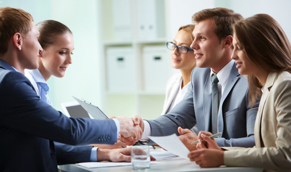 NEWS.ro: EY: Membrii de board neexecutivi care au vârsta de minimum 70 de ani, din serviciile financiare din Europa şi Asia, sunt mult mai bine plătiţi decât omologii lor mai tineri, în timp ce firmele nord-americane investesc mai mult în tineri