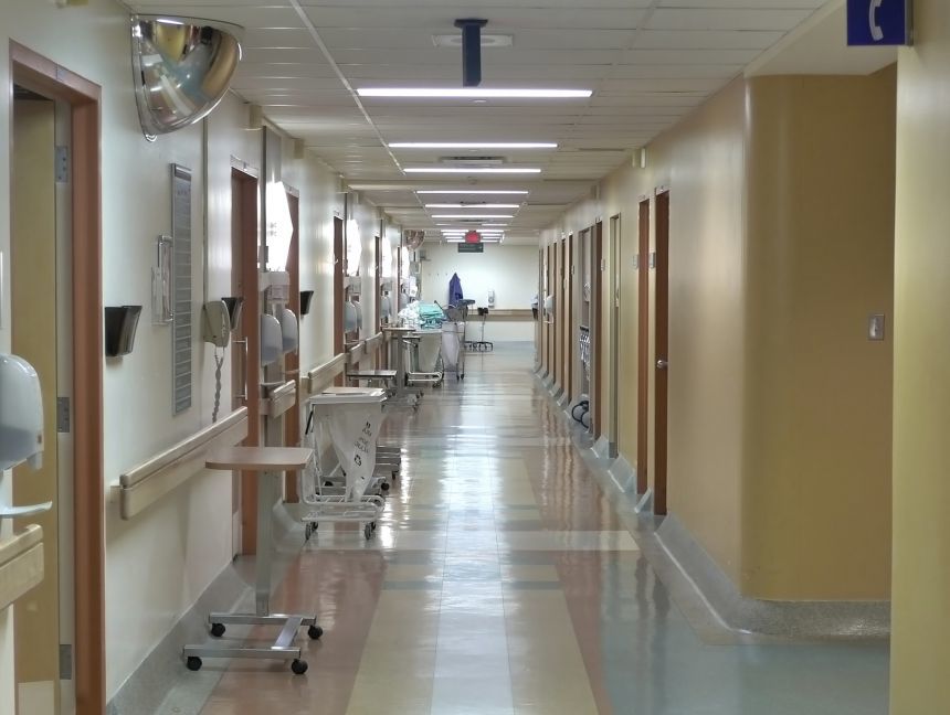 NEWS.ro: Fetiţă de opt ani, elevă la o şcoală din Târgu Jiu, diagnosticată cu meningo-encefalită acută. Copila a fost transferată la Bucureşti