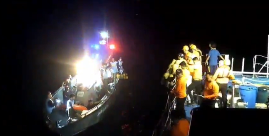NEWS.ro: Filipine: Cel puţin 15 morţi şi 28 de dispăruţi în urma naufragiului unui feribot - VIDEO