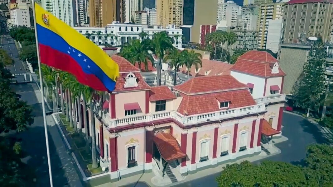 NEWS.ro: Focuri de armă la palatul prezidenţial din Venezuela - VIDEO