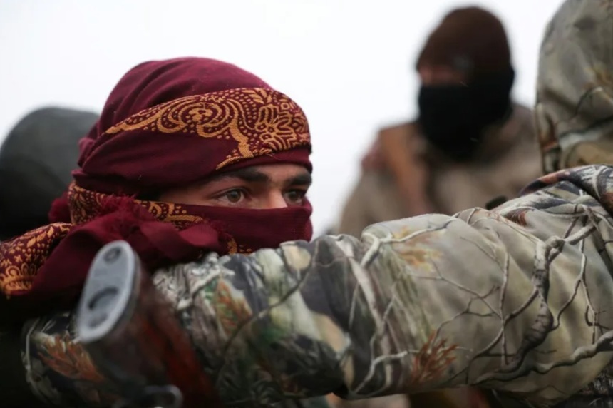 NEWS.ro: Forţe siriene preiau controlul, de la trupe kurde, unor oraşe şi instalaţii strategice în nordul şi estul Siriei, inclusiv al principalului câmp petrolier din Siria, al-Omar. Trupele lui al-Sharaa se apropie de Rakka, după ce au preluat Tabqa