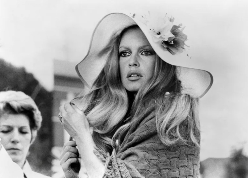 NEWS.ro: Fundaţia „Brigitte Bardot” va ataca escrocii care vând produse derivate cu imaginea actriţei