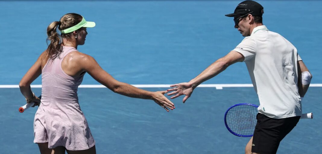 NEWS.ro: Gadecki şi Peers au devenit prima pereche din ultimii 37 de ani care a reuşit să-şi apere titlul la dublu mixt la Australian Open