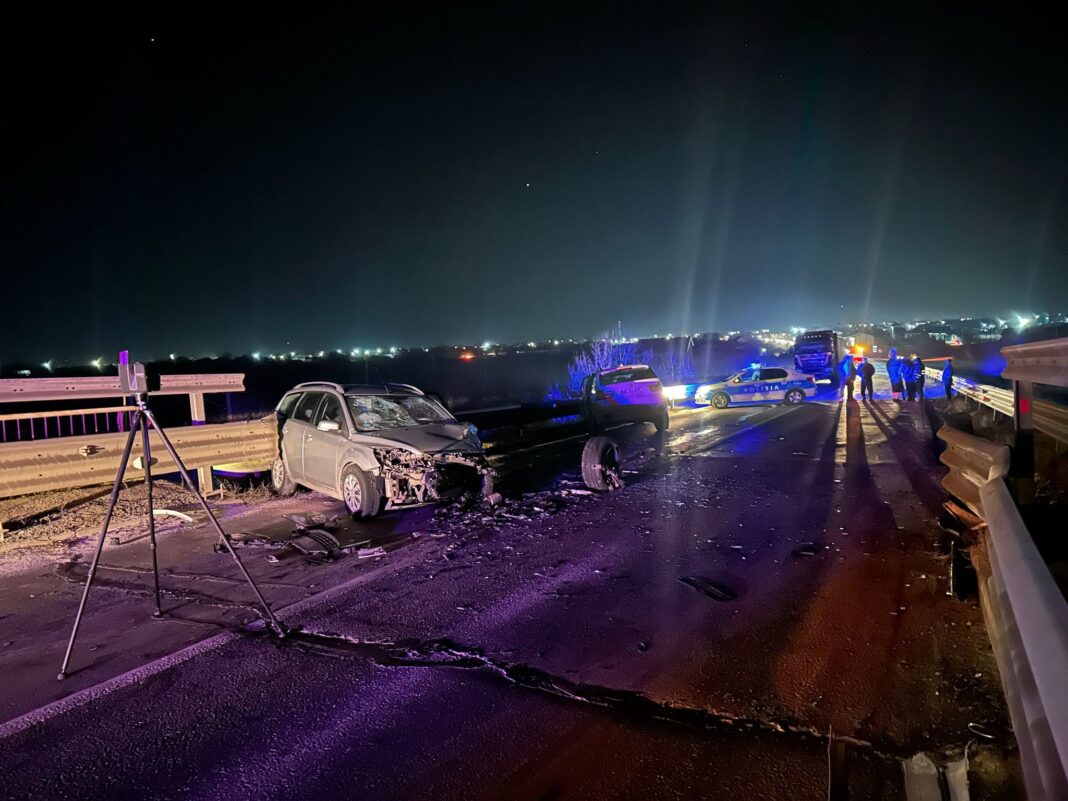 NEWS.ro: Galaţi: Opt persoane, rănite într-un accident produs pe DN 25, după ce un autoturism a intrat pe contrasens şi s-a ciocnit cu o altă maşină/ Şoferul primului autoturism era băut