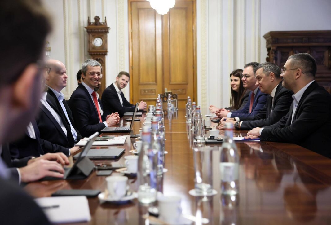 NEWS.ro: Grindeanu, după discuţia cu delegaţia băncii americane JP Morgan: Stimularea economiei este esenţială, mai ales în actualul context socio-economic - FOTO