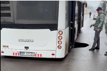 NEWS.ro: Groapă uriaşă în asfalt, pe o stradă din Brăila – Roţile din spate ale unui autobuz plin cu călători au căzut în groapă - VIDEO