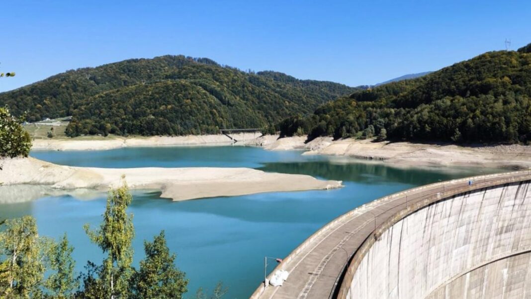 NEWS.ro: Guvernul a aprobat indicatorii tehnico-economici pentru reabilitarea Bazinului de Apă Curată de la Paltinu, judeţul Prahova, unde anul trecut peste o sută de mii de oameni au rămas două săptămâni fără apă potabilă