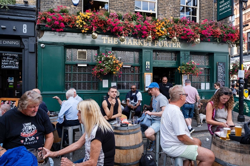 NEWS.ro: Guvernul britanic oferă sprijin pentru puburi în faţa creşterii taxelor, după avertismente privind posibile închideri în masă