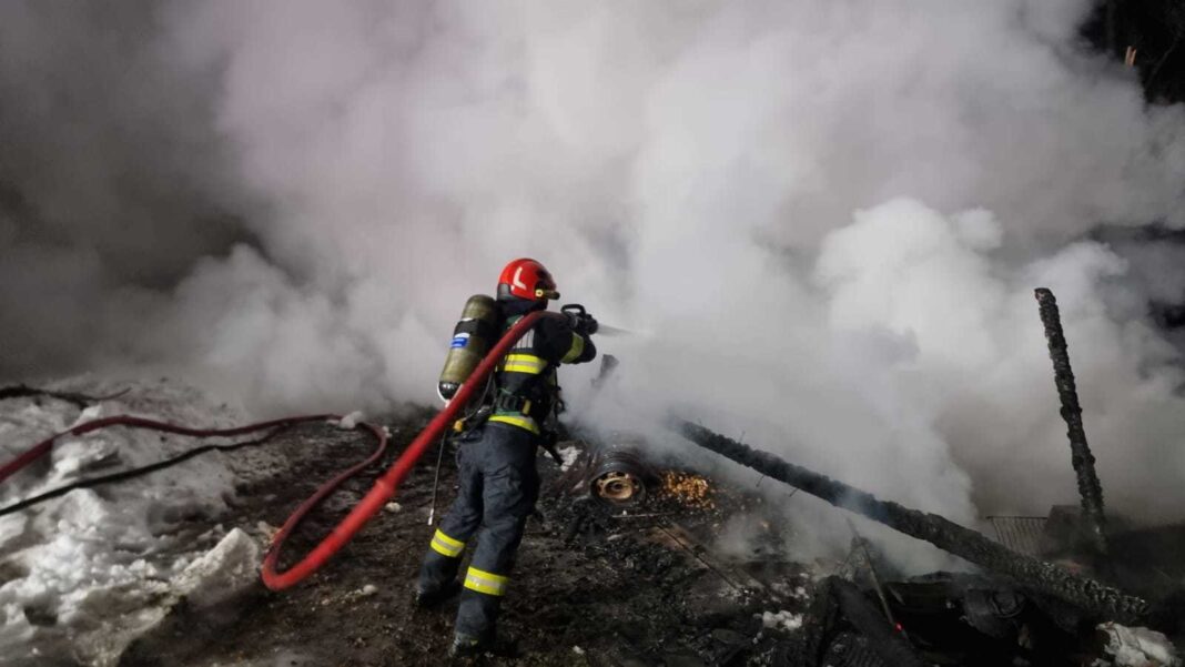 NEWS.ro: Hunedoara: Incendiu la o construcţie în care se aflau depozitate lemne, în apropierea unui bloc / Au fost afectate geamurile de la casa scării, aceasta fiind inundată cu fum / Trei persoane, între care un copil de 8 ani, au avut nevoie de îngrijiri medica