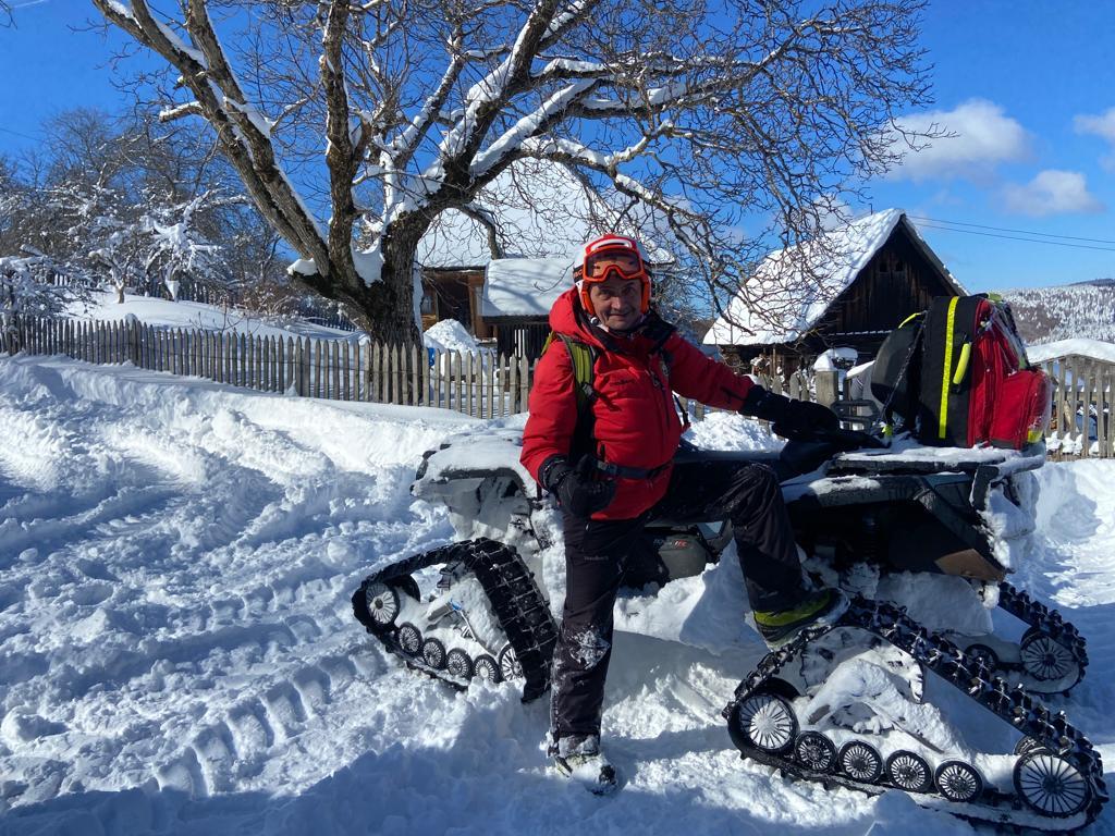 NEWS.ro: Hunedoara - Intervenţie a salvamontiştilor pentru recuperarea unor turişti care au rămas blocaţi pe munte