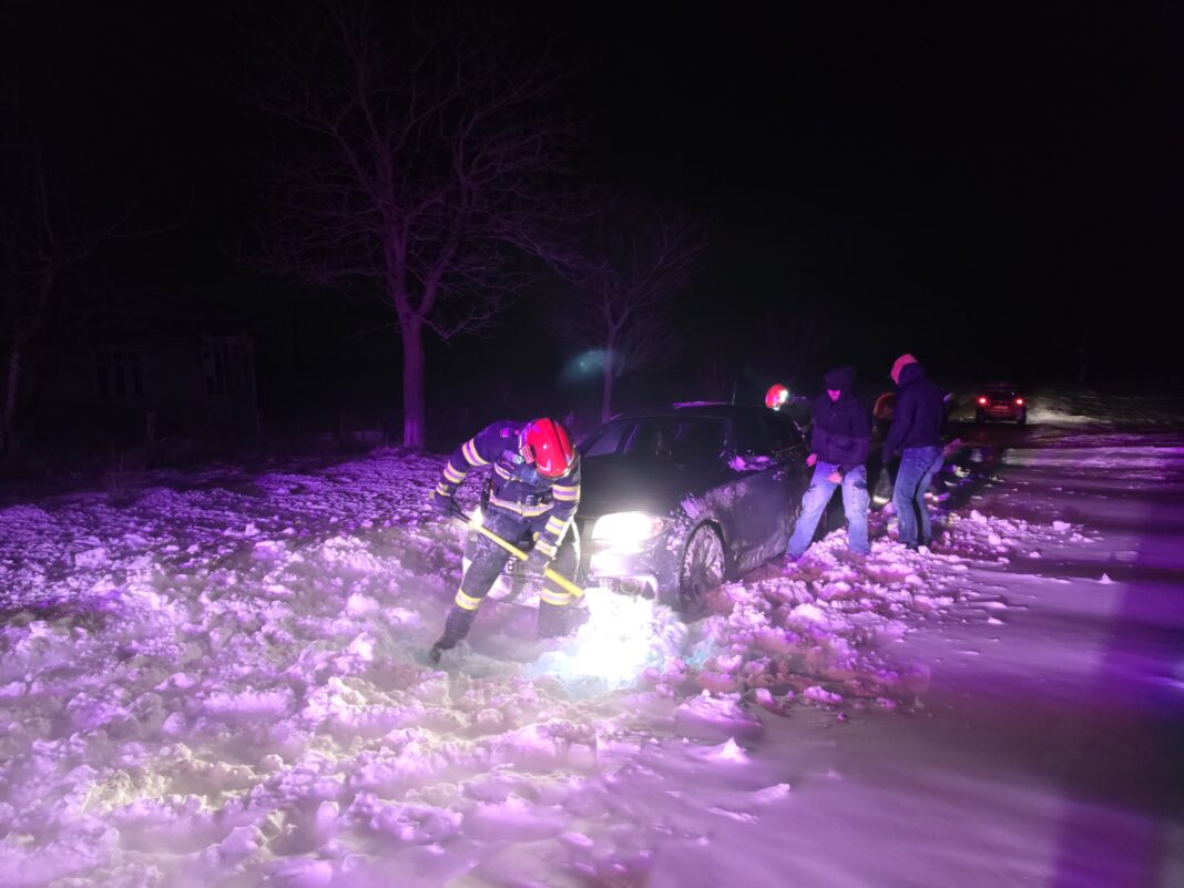 NEWS.ro: IGSU - 32 de localităţi, din 15 judeţe, afectate de ninsori şi viscol / Intervenţie cu şenilata în judeţul Hunedoara, pentru preluarea unui pacient dependent de dializă / Peste 1.000 de consumatori din Caraş-Severin şi Dolj, fără energie electrică - FOTO