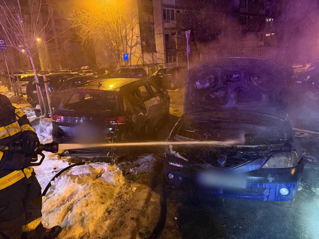 NEWS.ro: Intervenţie pentru stingerea unui incendiu care a afectat mai multe autoturisme pe strada Bucegi din municipiul Cluj-Napoca  / Un bărbat a suferit arsuri - FOTO