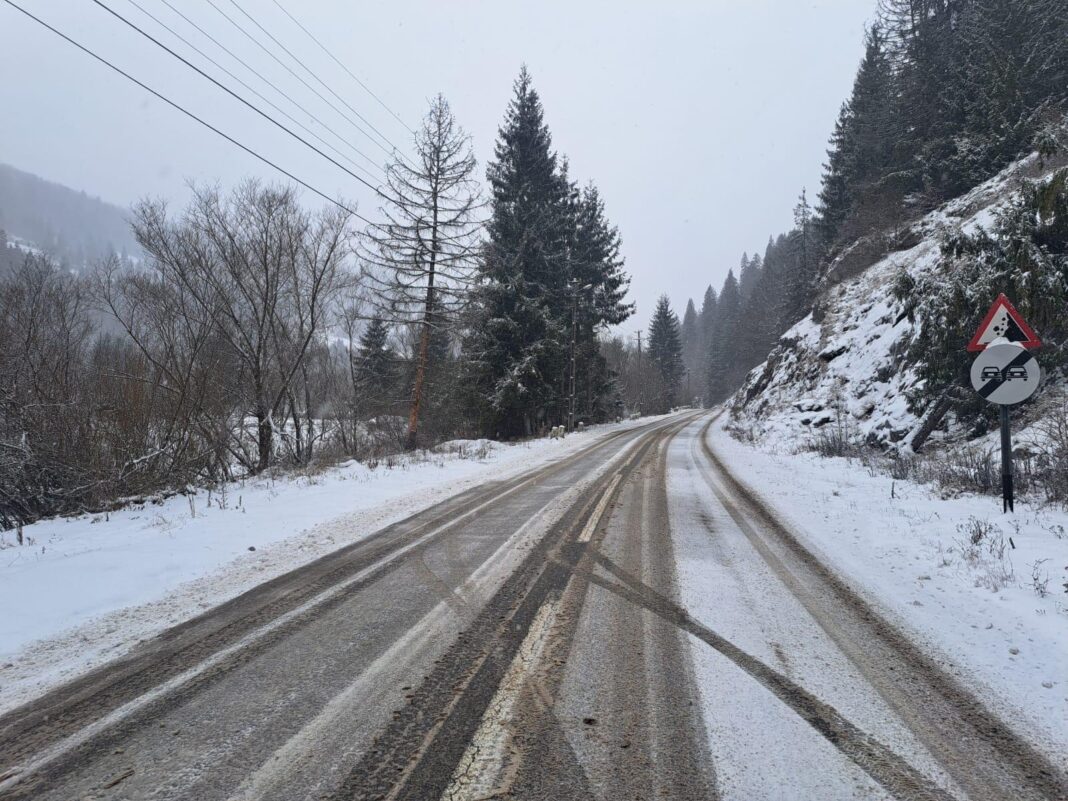 NEWS.ro: Intervenţii pentru deszăpezire pe drumuri din 14 judeţe şi pe mai multe tronsoane de autostradă / Centrul Infotrafic: Nu sunt semnalate drumuri naţionale sau autostrăzi cu trafic oprit - FOTO / VIDEO