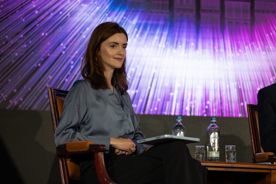 NEWS.ro: INTERVIU - Diana Năsulea, expertă în relaţii internaţionale: Protestele din Iran, declanşate de faptul că Guvernul îşi reduce veniturile din petrol la 2,17 miliarde dolari. Restul banilor merg la Gardienii Revoluţiei, care finanţează grupările teroriste