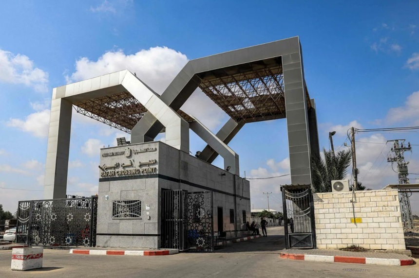 NEWS.ro: Israelul anunţă că a ucis ”trei terorişti” ieşiţi dintr-o structură subterană la Rafah şi că desfăşoară atacuri împotriva altor cinci, care au reuşit să fugă în sector