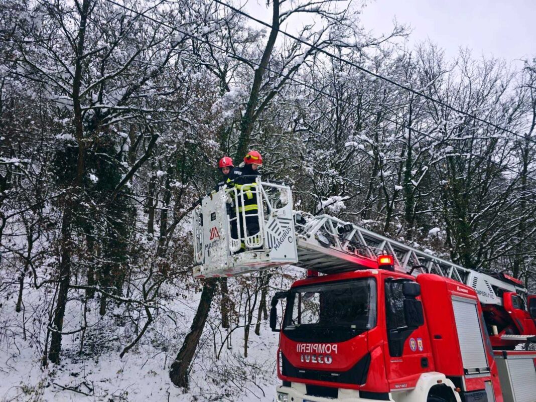 NEWS.ro: Judeţul Hunedoara, în continuare afectat de ninsorile puternice şi viscol – Peste o sută de copaci au fost doborâţi / Puţin sub 6.500 de consumatori, încă nealimentaţi cu energie / 24 de utilaje de deszăpezire acţionează pe drumurile naţionale