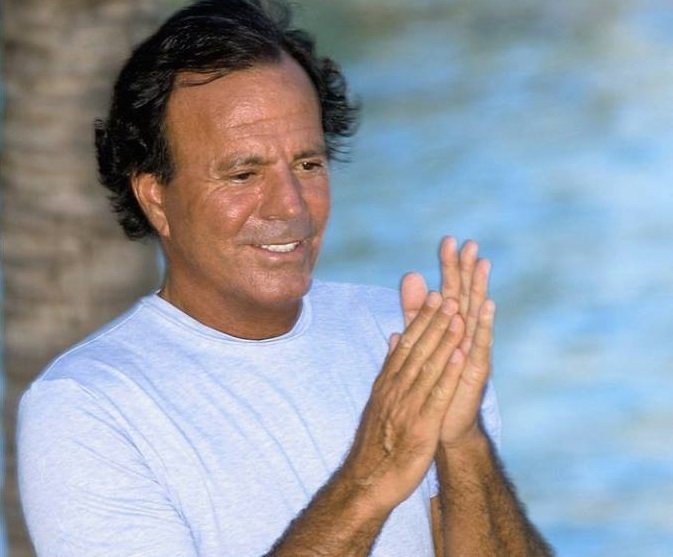 NEWS.ro: Julio Iglesias, vizat de plângeri ale unor foste angajate, denunţă „acuzaţii absolut false”