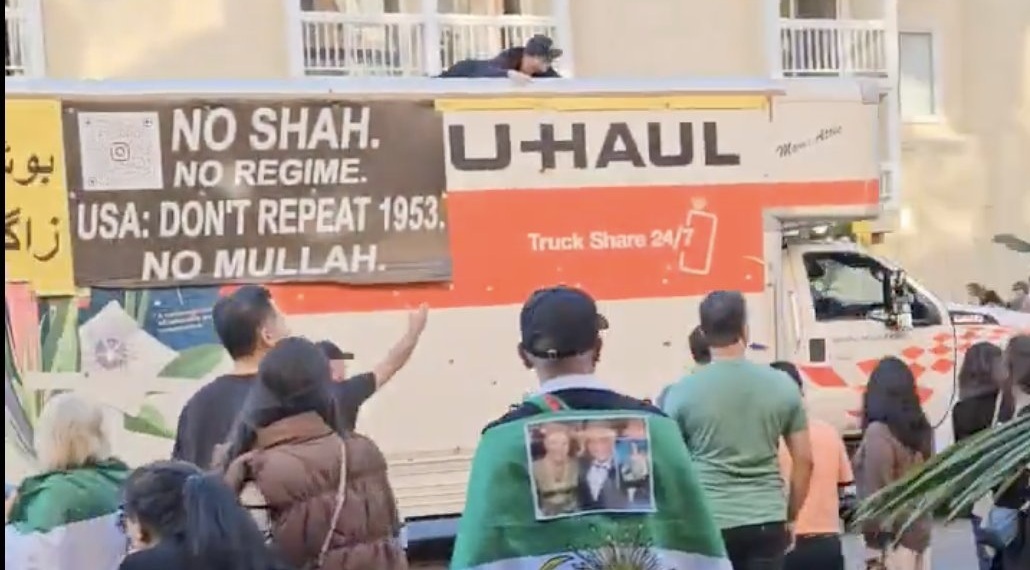 NEWS.ro: Los Angeles: Un camion a intrat în mulţimea care manifesta împotriva regimului din Iran. Două persoane au fost rănite - VIDEO