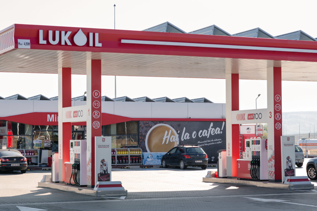 NEWS.ro: Lukoil a acceptat să vândă activele internaţionale, inclusiv din România, grupului american Carlyle. Tranzacţia nu va include activele Lukoil din Kazahstan şi trebuie aprobată de SUA