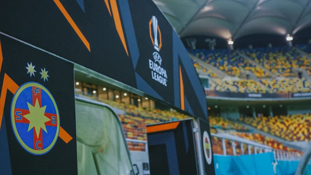 NEWS.ro: Meciul FCSB – Fenerbahce: Incident în tunel la pauză / Un suporter a intrat pe teren în prima repriză