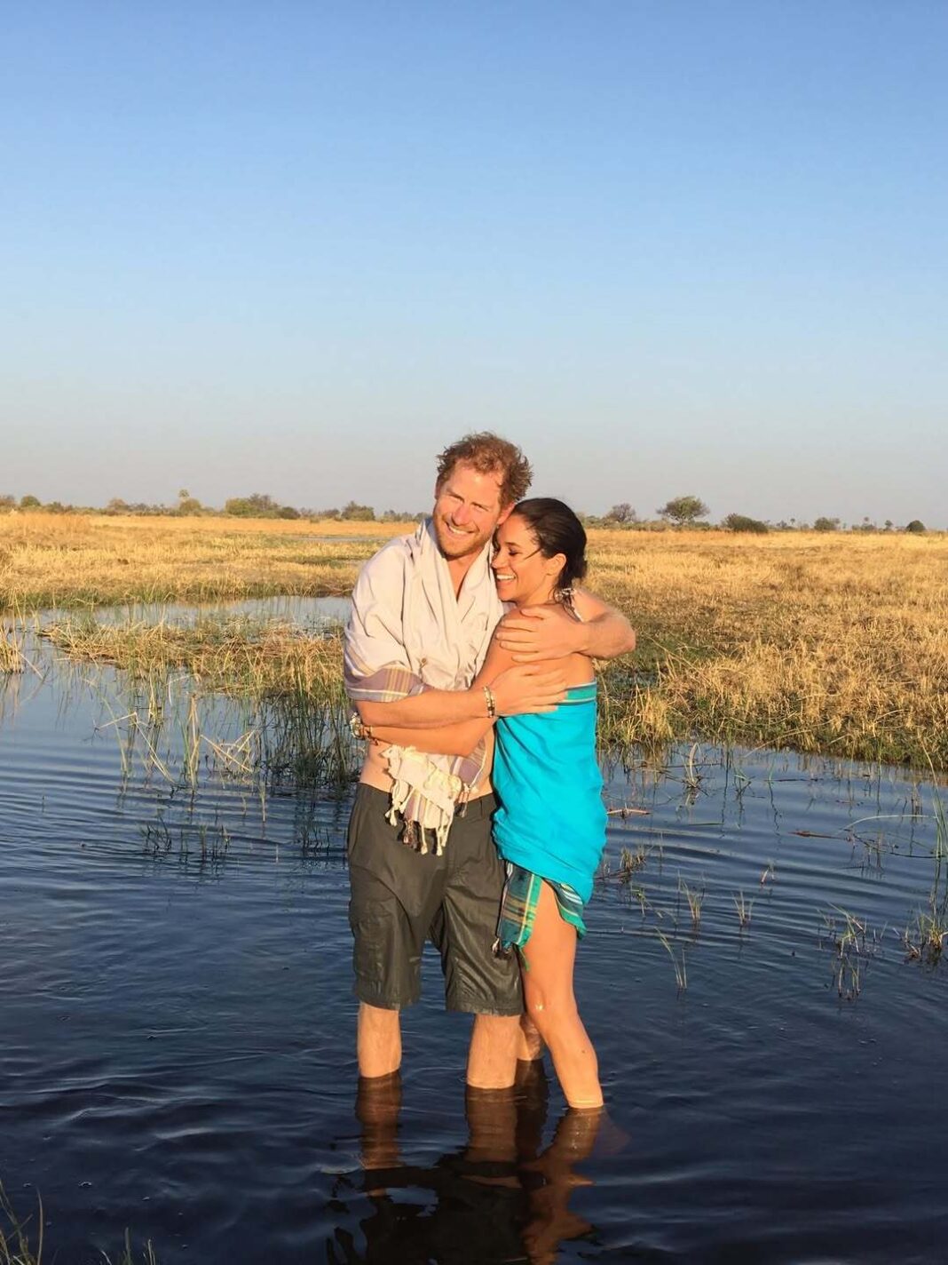 NEWS.ro: Meghan Markle a postat o fotografie inedită din 2016 cu prinţul Harry şi un videoclip surpriză filmat de prinţesa Lilibet - VIDEO