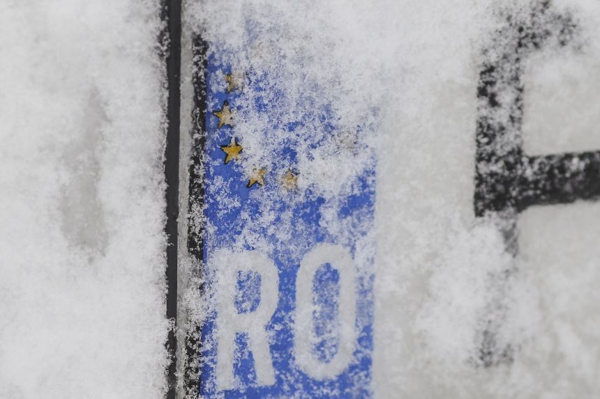 NEWS.ro: Meteorologii avertizează că vremea rea continuă cel puţin până luni seară – Sunt aşteptate ninsori abundente, polei, dar şi viscol în zonele montane / În Transilvania şi Maramureş stratul de zăpadă poate ajunge la 15 centimetri / Avertizări cod galben