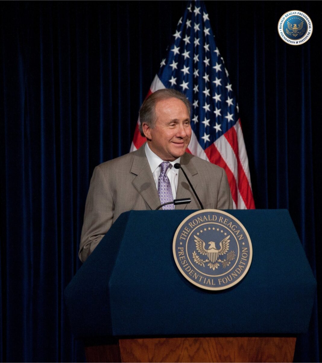 NEWS.ro: Michael Reagan, fiul cel mare al preşedintelui Ronald Reagan, a murit la vârsta la 80 de ani