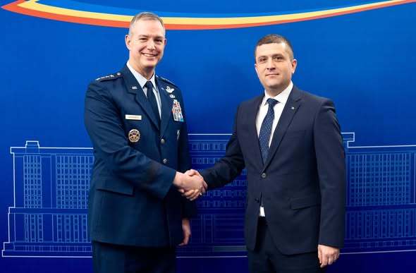 NEWS.ro: Ministrul Apărării l-a primit pe generalul Alexus G. Grynkewich, comandantul suprem al forţelor aliate NATO: România rămâne un pilon de stabilitate la graniţa estică a NATO iar dialogul constant cu liderii militari ai Alianţei este esenţial