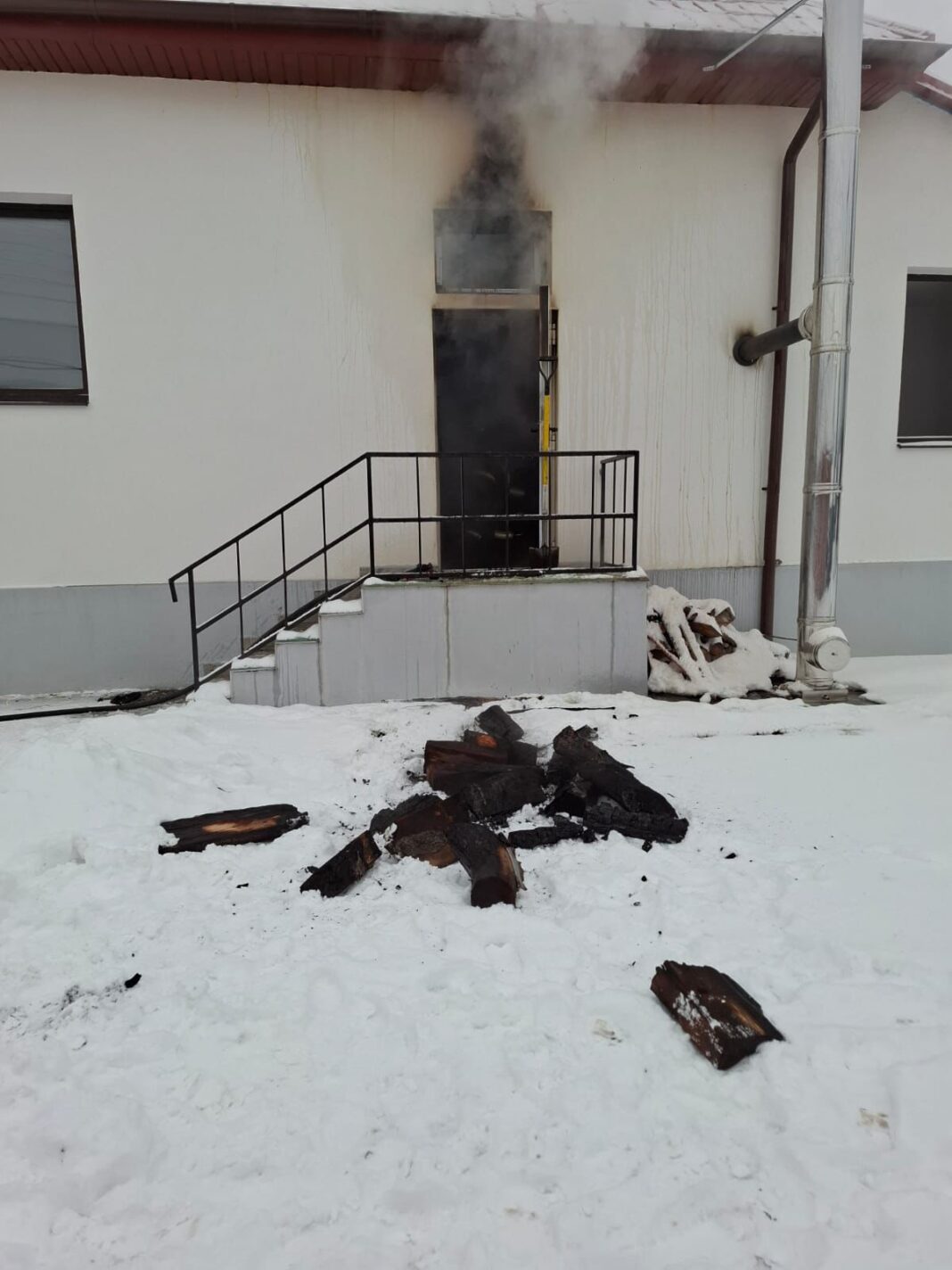 NEWS.ro: Mureş: Incendiu la căminul cultural din localitatea Pietriş - FOTO