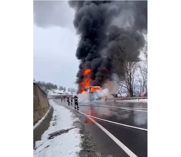 NEWS.ro: Mureş: Un autocar în care se aflau aproape 50 de persoane a luat foc. Nu sunt victime. Pasagerii, transferaţi cu ajutorul autorităţilor - FOTO, VIDEO