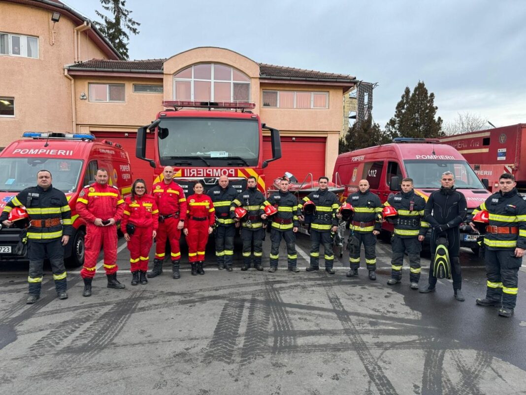 NEWS.ro: Mureş: Un bărbat a căzut sub gheaţa râului Mureş, în municipiul Târgu Mureş / A fost salvat de un pompier scafandru, care a intrat în apă pentru a-l scoate