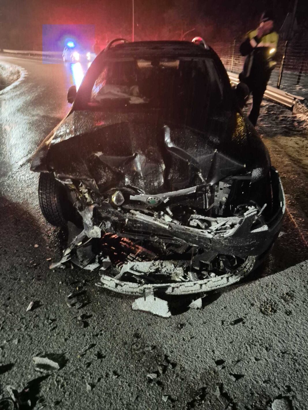 NEWS.ro: Neamţ: Cinci persoane, cu vârste între 15 şi 82 de ani, rănite după ce o maşină a intrat pe sensul opus şi a lovit un autoturism - FOTO
