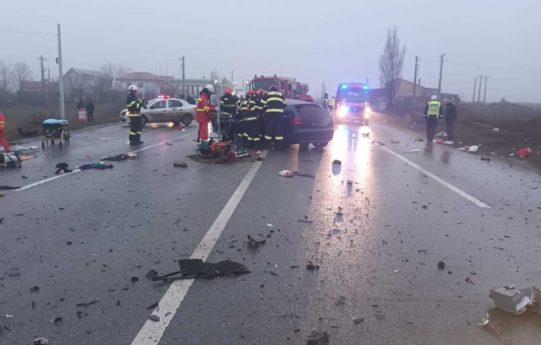 NEWS.ro: Neamţ: Un bărbat a murit şi alte cinci persoane, între care doi copii, au fost transportate la spital după ce două autoturisme s-au ciocnit, pe E 85 - FOTO