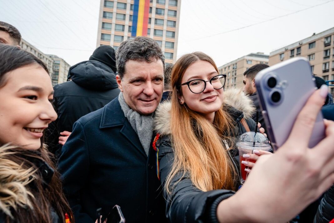 NEWS.ro: Nicuşor Dan: Am ales să fiu la Iaşi şi Focşani pentru a marca Unirea Principatelor alături de oameni; politica trebuie făcută în mijlocul cetăţenilor/ Am încredere că avem maturitatea de a construi o Românie în care copiii noştri să îşi dorească să rămână