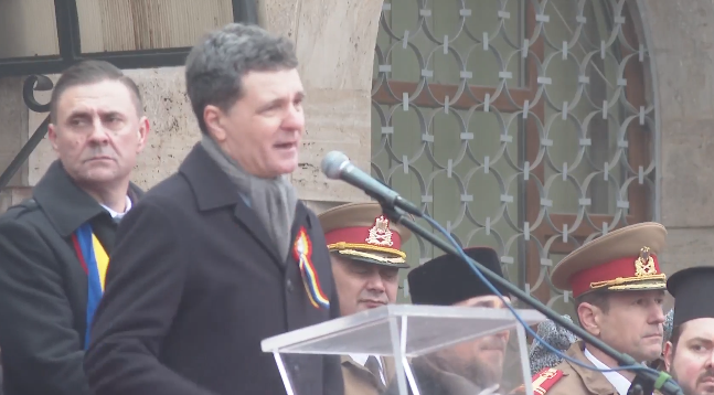 NEWS.ro: Nicuşor Dan, huiduit, dar şi aplaudat la Focşani: La mulţi ani, dragi focşăneni, care huiduiţi / acest drept vine şi cu o responsabilitate: Uitaţi-vă la cine sunt oamenii în care vă puneţi speranţele / Şeful statului s-am prins în Hora Unirii - VIDEO