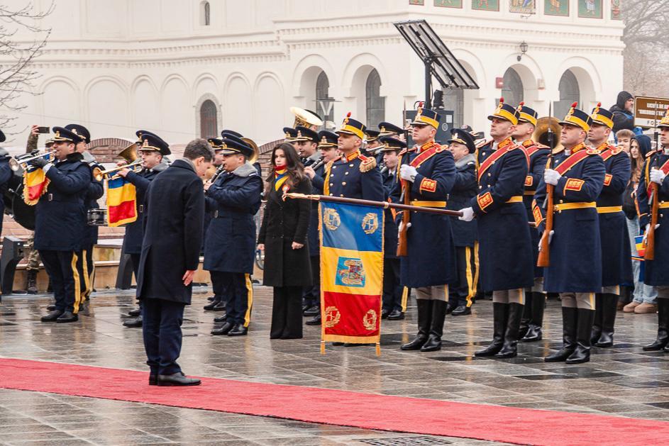 NEWS.ro: Nicuşor Dan, la manifestările de Ziua Unirii de la Iaşi / Mii de oameni prezenţi în piaţă / Preşedintele a fost huiduit de susţinători AUR şi SOS - VIDEO