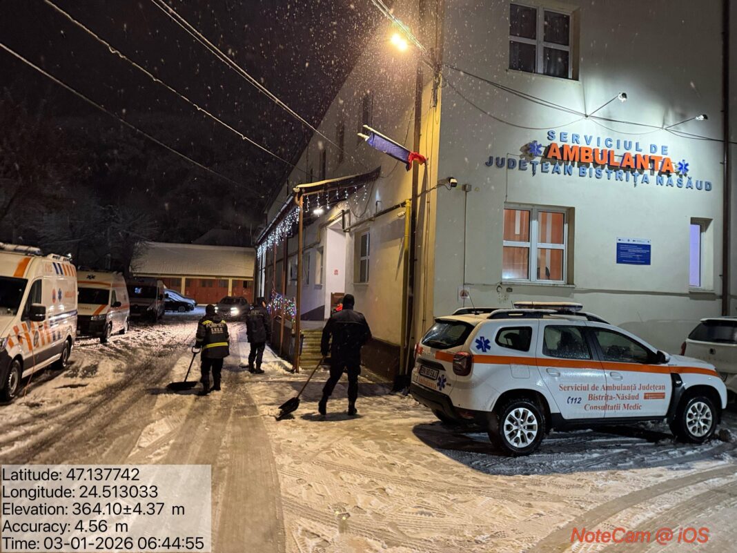 NEWS.ro: Ninsori abundente în Bistriţa - Voluntarii au curăţat zăpada de la Spitalul Judeţean şi Serviciul de Ambulanţă / Persoană cu probleme medicale, preluată cu şenilata din zona greu accesibilă a localităţii Târlişua – FOTO