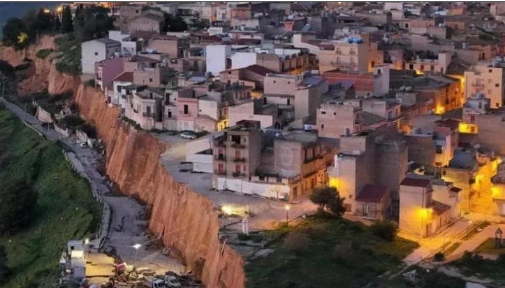 NEWS.ro: O alunecare de teren a lăsat un oraş sicilian pe buza prăpastiei. Locuitorii trăiesc cu frică şi furie în Niscemi, în timp ce pericolul nu a trecut - VIDEO