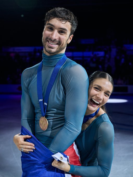 NEWS.ro: Patinaj artistic: Guillaume Cizeron şi Laurence Fournier Beaudry, campioni europeni la dans. Este al şaselea titlu pentru Cizeron