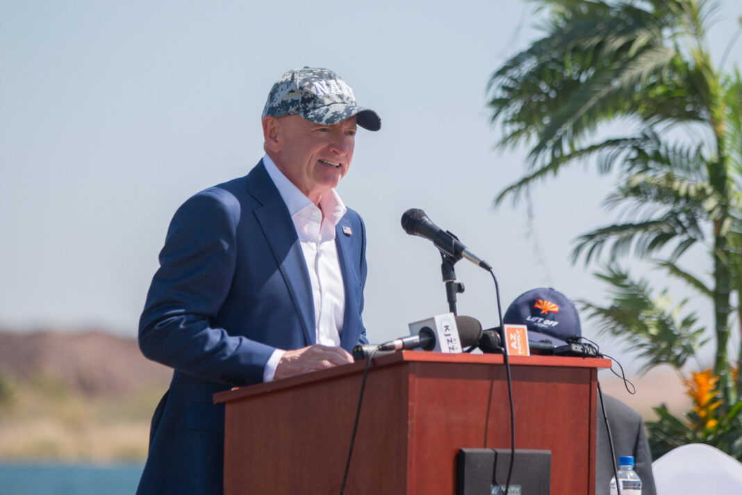 NEWS.ro: Pentagonul îi va reduce gradul şi pensia militară senatorului democrat Mark Kelly, fost astronaut, pentru „conduită necorespunzătoare imprudentă”