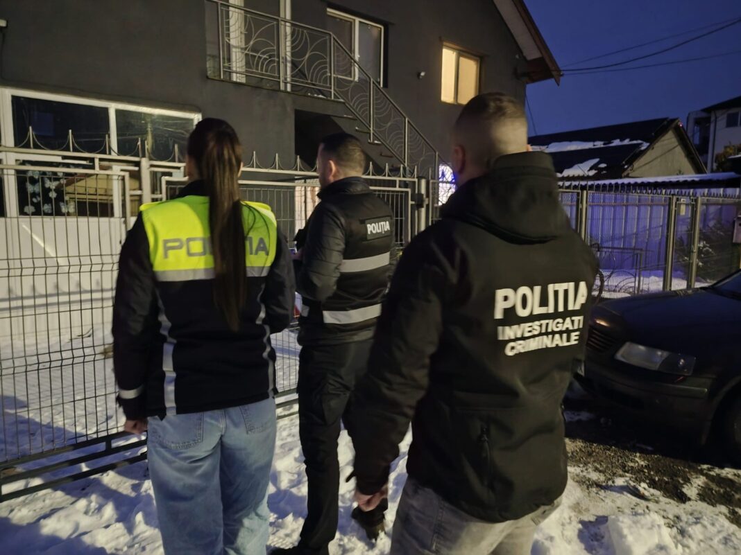 NEWS.ro: Percheziţii în judeţele Constanţa şi Buzău, după ce mai multe persoane au obţinut credite bancare cu documente falsificate care arătau că sunt pensionari militari / Prejudiciul de aproape 1,5 milioane de lei