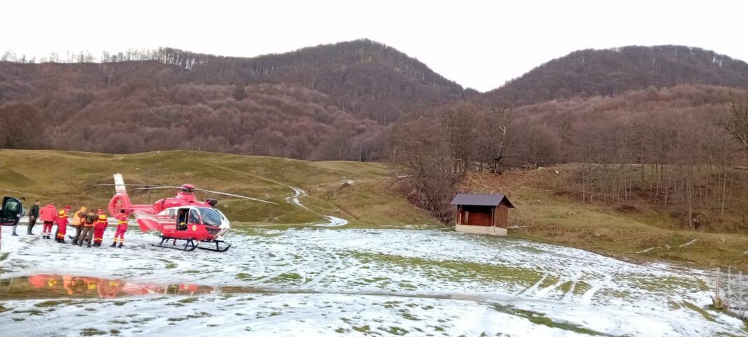 NEWS.ro: Persoană atacată de mistreţ, într-o zonă greu accesibilă din judeţul Argeş / Victima, cu multiple traumatisme şi pierdere de sânge, a fost preluată de salvamontişti până unde a putut ateriza elicopterul