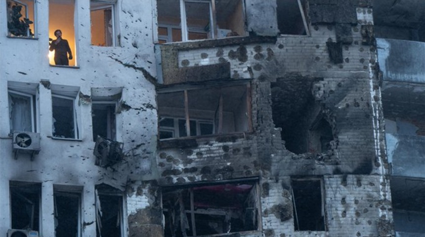 NEWS.ro: Peste 800 de imobile în continuare fără încălzire la Kiev, la peste trei zile de la atacuri masive ruseşti, la o temperatură glacială de până la -15°C, anunţă primarul Vitali Kliciko. Oameni mănâncă la lumina telefoanelor mobile sau la luminile salvatoril