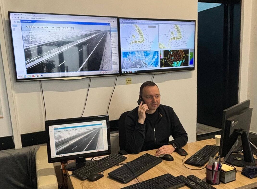 NEWS.ro: Pistol, CNAIR: Nu există autostrăzi, drumuri expres sau drumuri naţionale închise din cauza fenomenelor meteorologice. Aproximativ 1.000 de utilaje acţionează pentru a curăţa zăpada de pe carosabil şi pentru a combate poleiul