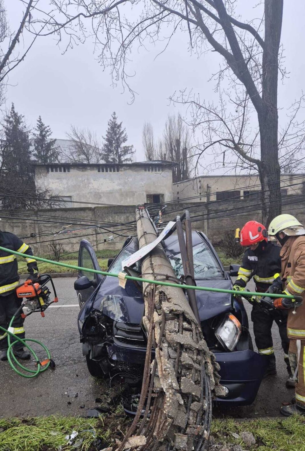 NEWS.ro: Ploieşti: Un şofer a rupt cu maşina un stâlp de electricitate care a căzut pe autovehicul. Şoferul a scăpat cu viaţă, însă e rănit