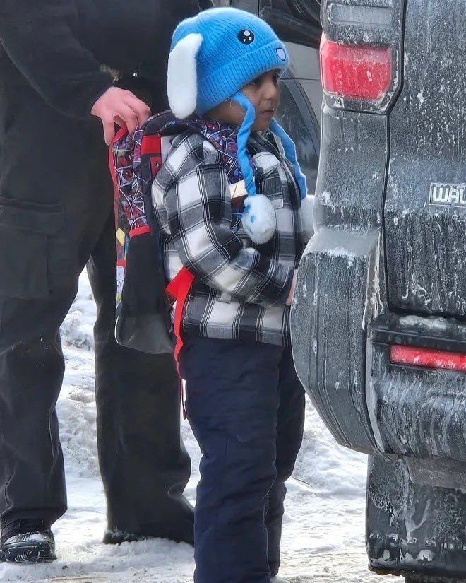 NEWS.ro: Poliţia antiimigraţie a reţinut patru copii în Minnesota, inclusiv unul în vârstă de 5 ani. Martorii povestesc că micul Liam a fost folosit ca momeală pentru a o determina pe mamă să iasă din casă