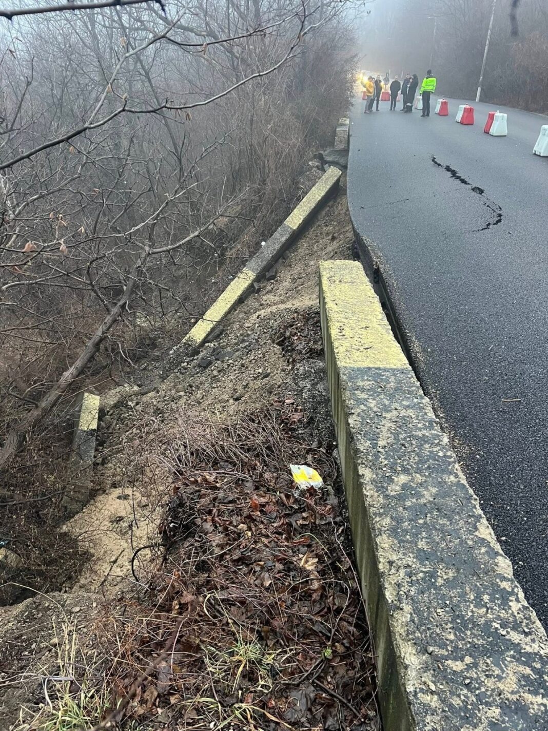 NEWS.ro: Prahova: Drum judeţean închis, în municipiul Câmpina, din cauza ”pericolului iminent de prăbuşire” apărut în urma unei alunecări de teren