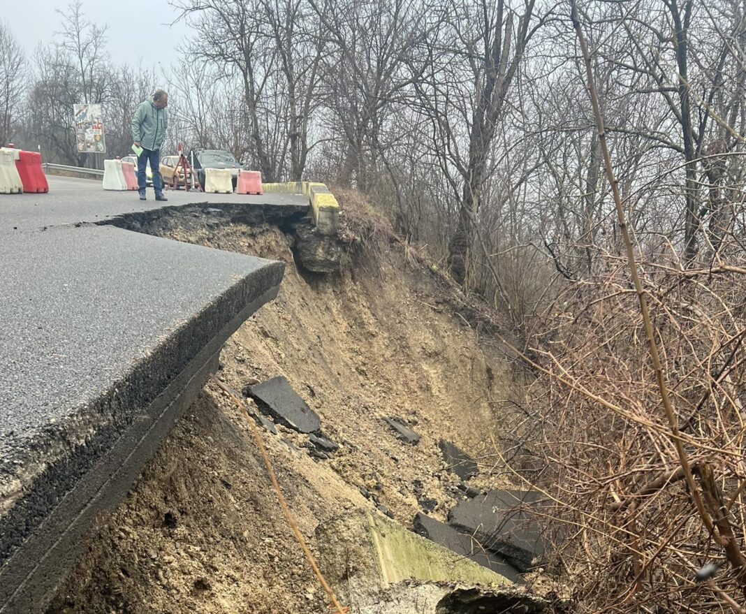 NEWS.ro: Prahova: Drumul judeţean afectat de o alunecare de teren în municipiul Câmpina s-a prăbuşit